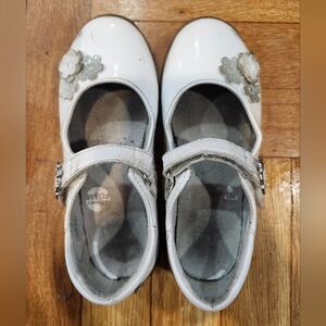 Stride Rite white mary jane with flowers. In good used condition. 12.5wide.